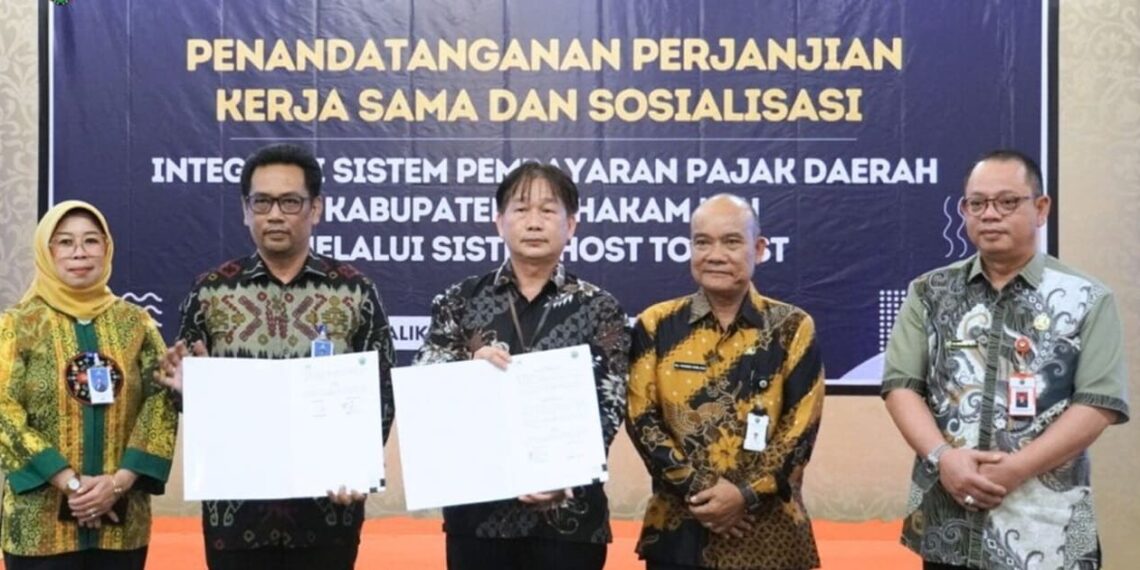 Mahakam Ulu Regency Govt signed partnership agreement with Bankaltimtara to implement host-to-host system in property tax payments. Credit: Mahakam Ulu Regency Govt PR