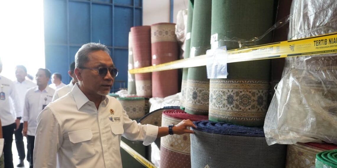 Minister of Trade Zulkifli Hasan on Monday (09/23) inspected imported Turkish carpets. Credit: Haris