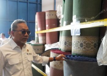 Minister of Trade Zulkifli Hasan on Monday (09/23) inspected imported Turkish carpets. Credit: Haris
