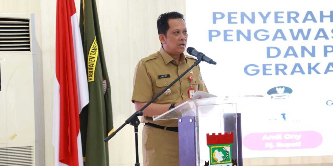 Andi Ony, Acting Regent of Tangerang, attended an event to present the Archival Awards for internal supervision on Tuesday (10/22). Credit: Haris