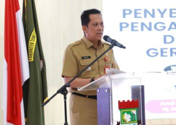 Andi Ony, Acting Regent of Tangerang, attended an event to present the Archival Awards for internal supervision on Tuesday (10/22). Credit: Haris