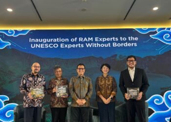 AI Readiness Report for Indonesia based on methodology released by UNESCO. (3rd from left, Nezar Patria Vice Minister of KOMINFO)