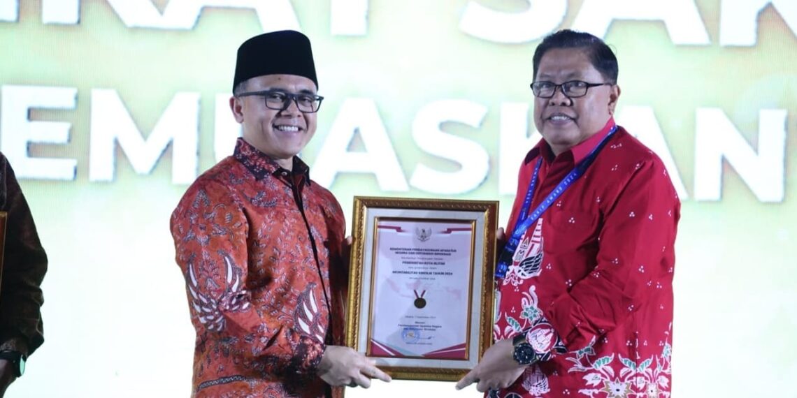 Minister of Administrative and Bureaucratic Reform (PANRB) Abdullah Azwar Anas presented the SAKIP Award 2024 for govt performance accountability. Credit: Ministry of PANRB