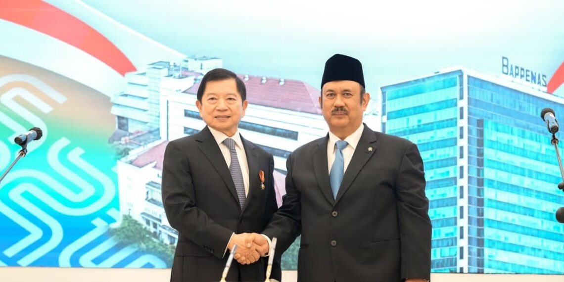 Suharso Monoarfa (left) handed over the position of the Head of Bappenas to Rachmat Pambudi (10/21). Credit: Haris