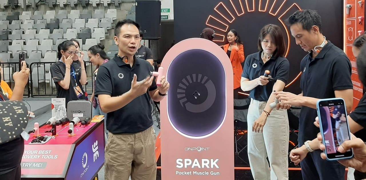 Wira Surya, Onpoint's CEO, held Spark Pocket Muscle Gun at Wondr Jakarta Running Festival 2024 at Istora Senayan, South Jakarta (10/10). Credit: Sinta