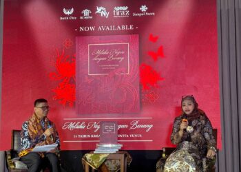 (L to R) Ai Syarif, the host, and Novita Yunus, Founder and Creative Director of Batik Chic on the 15th Anniversary of Batik Chic. (Credit: Wulan)