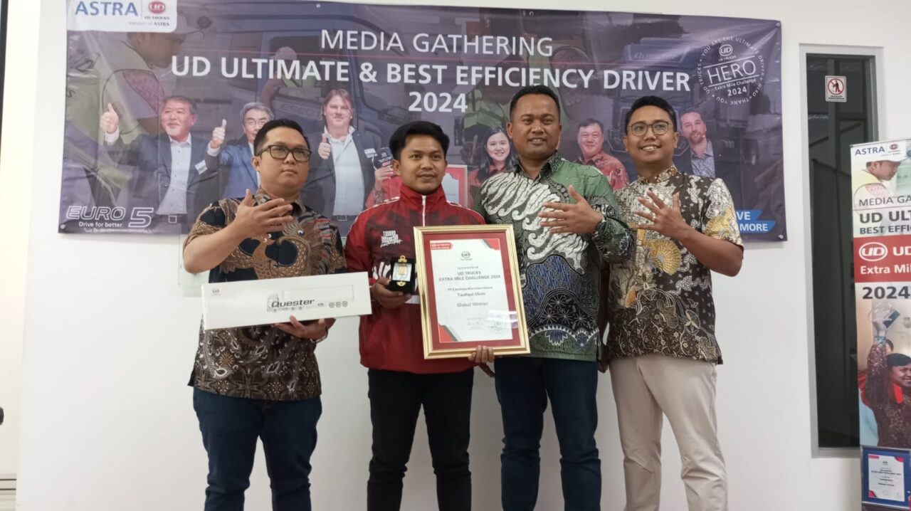 UD Trucks Indonesia handed over reward to Ulum, the Winner of UD Xtra Mile Challenges 2024. (Credit: UD Trucks Indonesia)