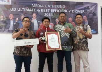 UD Trucks Indonesia handed over reward to Ulum, the Winner of UD Xtra Mile Challenges 2024. (Credit: UD Trucks Indonesia)