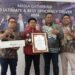 UD Trucks Indonesia handed over reward to Ulum, the Winner of UD Xtra Mile Challenges 2024. (Credit: UD Trucks Indonesia)