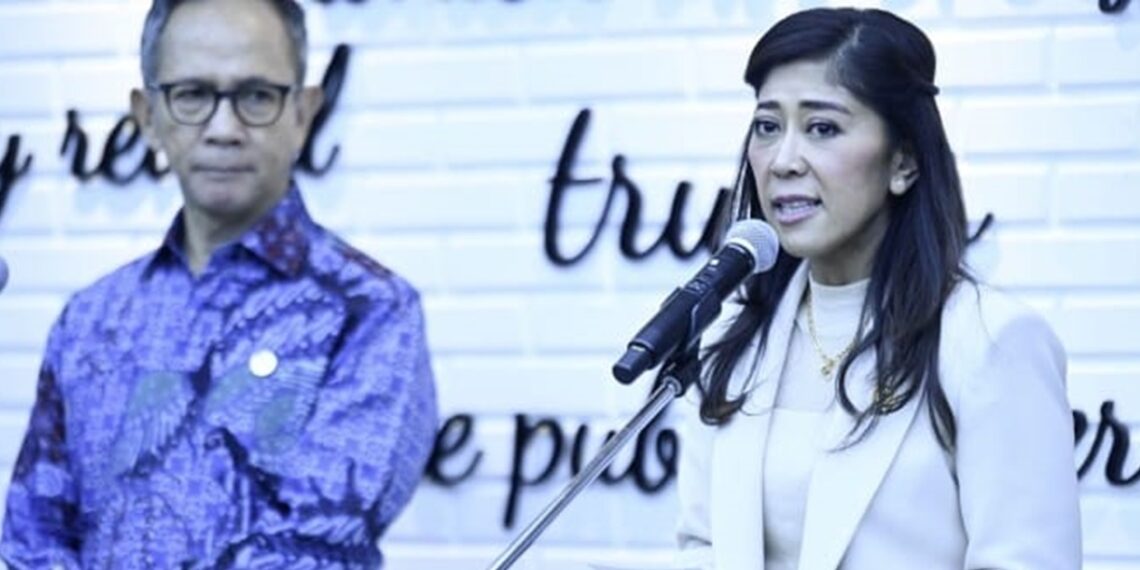 Minister Meutya Hafid talked about online gambling eradication with OJK. Credit: Komdigi
