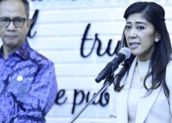 Minister Meutya Hafid talked about online gambling eradication with OJK. Credit: Komdigi
