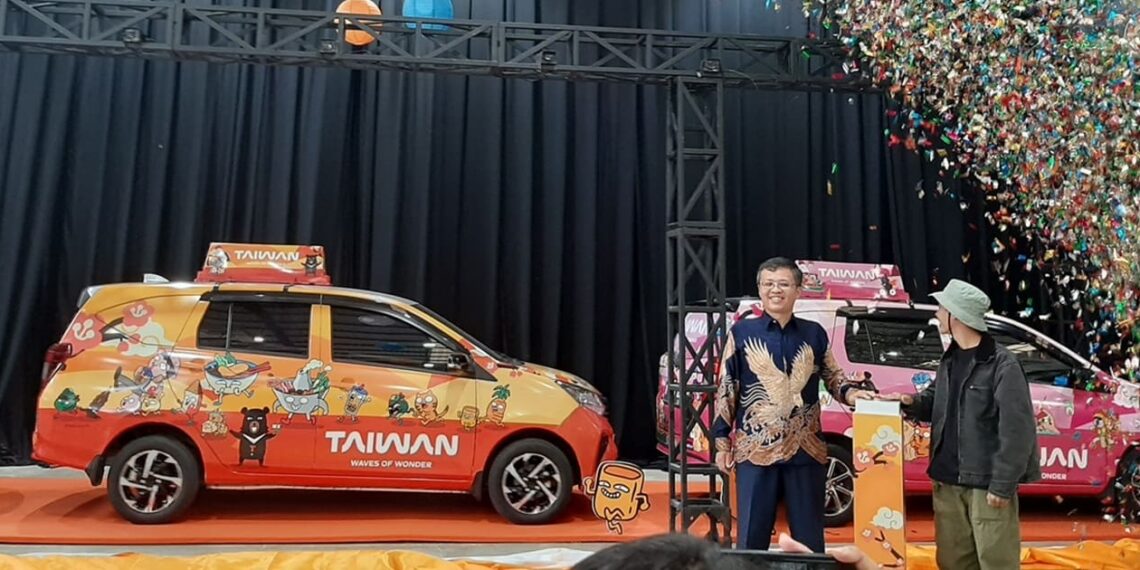 The Taiwan Tourism Administration (TTA) launched a campaign in collaboration with Indonesian artist Tahilalats, taken place at Chillax Sudirman, South Jakarta (11/28). Credit: Sinta