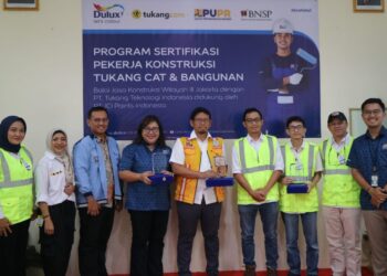 Dulux holds certification for construction worker