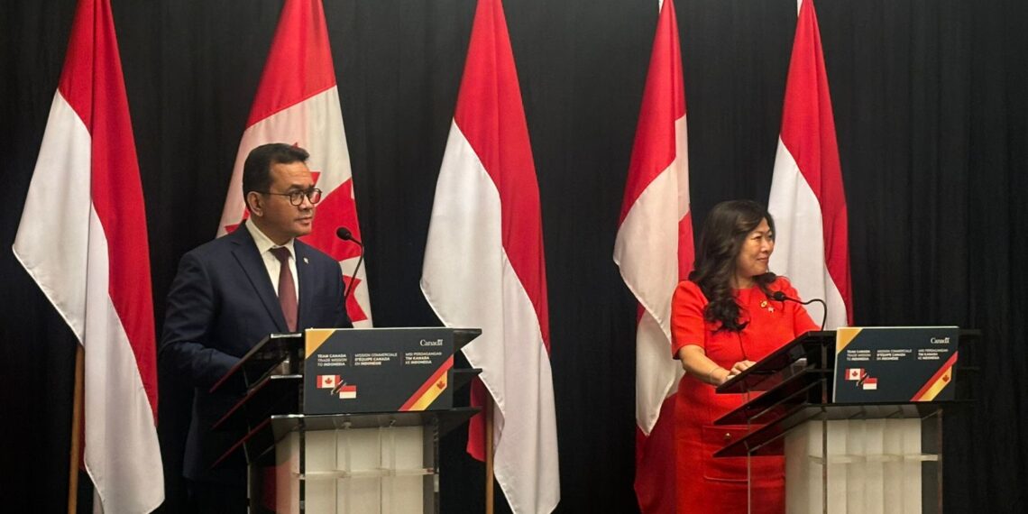 The Press Conference of the completion of Indonesia-Canada CEPA joint statement in Jakarta. (L to R) Trade Minister Budi Santoso and Canada’s Minister of Export Promotion, International Trade and Economic Development, Mary Ng. (Credit: Wulan)