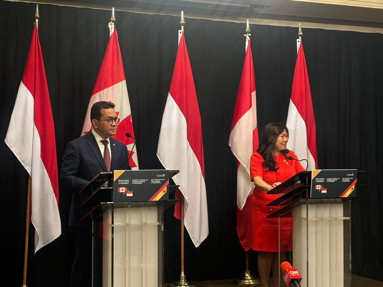 The Press Conference of the completion of Indonesia-Canada CEPA joint statement in Jakarta. (L to R) Trade Minister Budi Santoso and Canada’s Minister of Export Promotion, International Trade and Economic Development, Mary Ng. (Credit: Wulan)