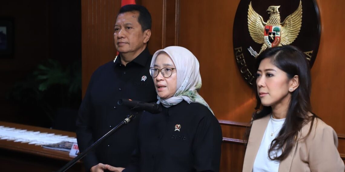 Minister Rini Widyantini and Minister Meutya Hafid met to ensure that public services continue during the Christmas 2024 and New Year 2025 holidays. Credit: Haris