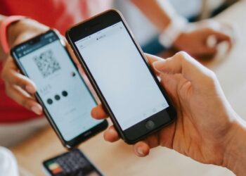 Illustration of mobile finance targeted by cyber threats in 2025. Credit: David Dvoracek/Unsplash