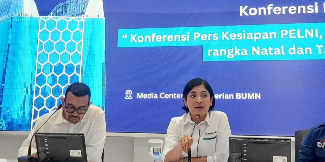 Tri Andayani, President Director of PT Pelni (right), at a press conference in the Ministry of SOEs, Central Jakarta (12/19). Credit: Sinta