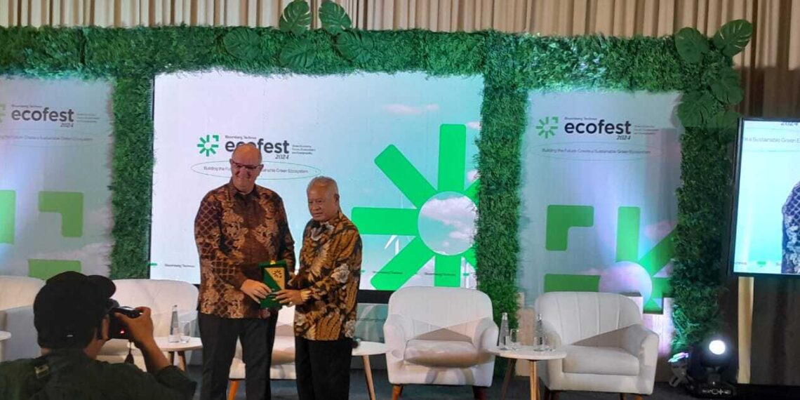 Purnomo Yusgiantoro (right) talked about three strategies to accelerate the Indonesia's energy transition by reducing fossil fuel consumption at Bloomberg Technoz Ecofest 2024. Credit: Rezky/Haris