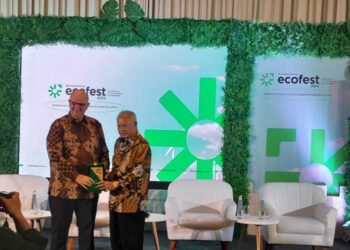 Purnomo Yusgiantoro (right) talked about three strategies to accelerate the Indonesia's energy transition by reducing fossil fuel consumption at Bloomberg Technoz Ecofest 2024. Credit: Rezky/Haris