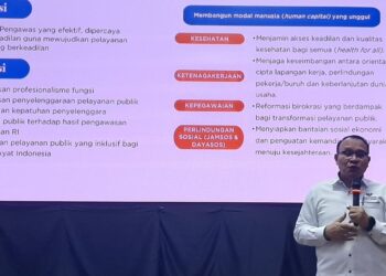 Robert Na Endi Jaweng, a member of the Indonesian Ombudsman, talked about health and social protection issues in a media gathering at Ombudsman Office, South Jakarta (12/20). Credit: Sinta