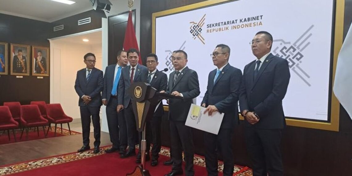 Misbakhun, Chair of the DPR RI’s Commission XI (center), talked about VAT raise to 12% for luxury good consumers. Credit: DPR RI