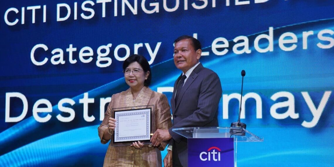 Destry Damayanti (left) received the Alumni Award 2024, handed over by Batara Sianturi. Credit: Citi Indonesia