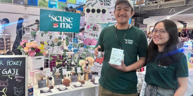 Co-Founder of Scuse Me Aryacitta Adijaya (left). (Credit: Wulan)