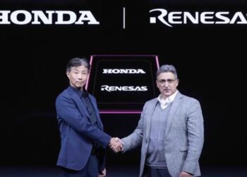 Katsushi Inoue, Honda Senior Managing Executive Officer (left), and Vivek Bhan, Renesas SVP shake hands for SoC development collaboration. Credit: Renesas