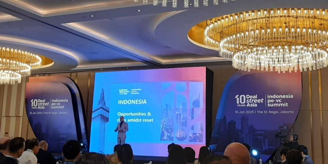 Joji Thomas Phillip, Founder and Editor-in-Chief at Deal Street Asia, talked about Indonesia's challenges and opportunities to becoming the 14th largest economy at Indonesia PE-VC Summit 2025 in South Jakarta (01/16). Credit: Sinta