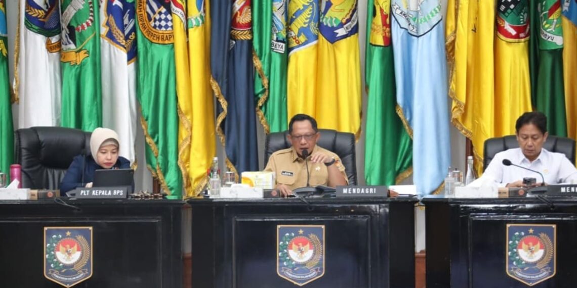 Tito Karnavian (center) talked about regions with high inflation rates. Credit: Ministry of Home Affairs