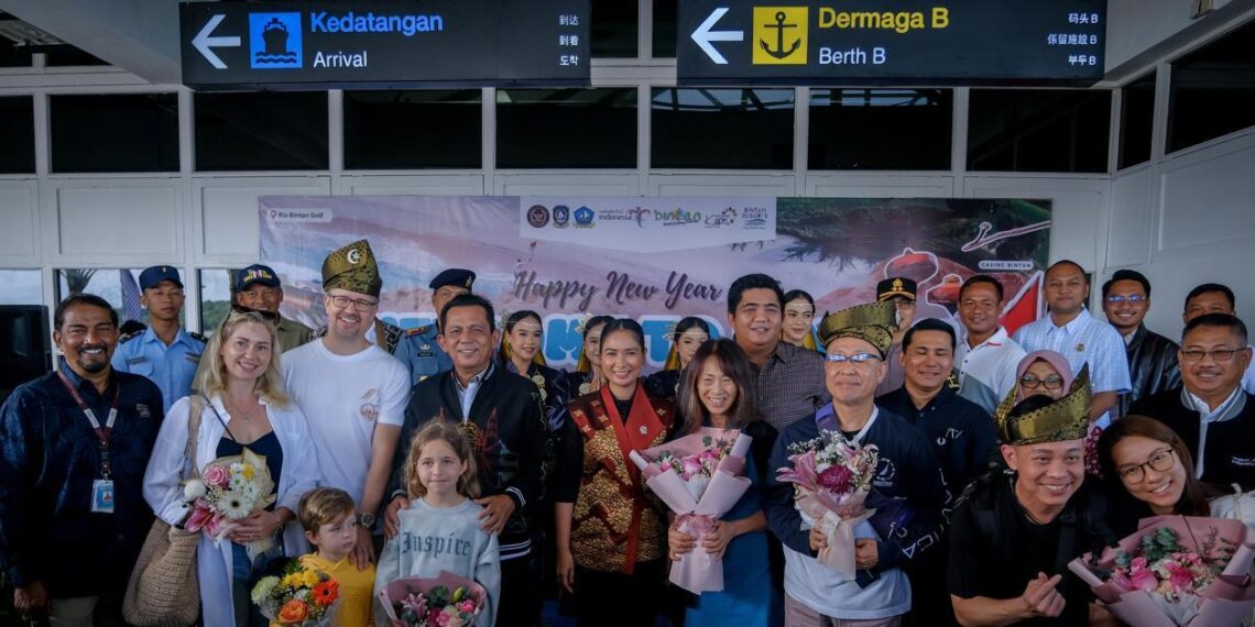 Ni Luh Puspa welcomed the first international tourist who set foot in Indonesia through the Riau Islands in 2025. Credit: Ministry of Tourism