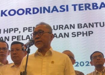 Zulkifli Hasan, Coordinating Minister for Food Affairs, talked about new pricing scheme for farmers' rice and corn production at Graha Mandiri, Central Jakarta. Credit: Sinta