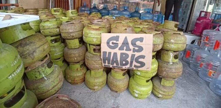 Illustration of a market inspection for 3 kg LPG. Credit: Jakarta Provincial Govt