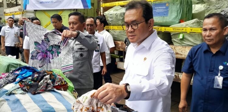 Trade Minister Budi Santoso inspected the imported textiles at the Ministry of Trade's Field, Central Jakarta, on Wednesday (02/05). Credit: Haris