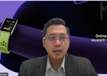 Edy Supartono, Training Director at Huawei Device Indonesia, explained Band 10 at the online launch (02/25). Credit: Haris