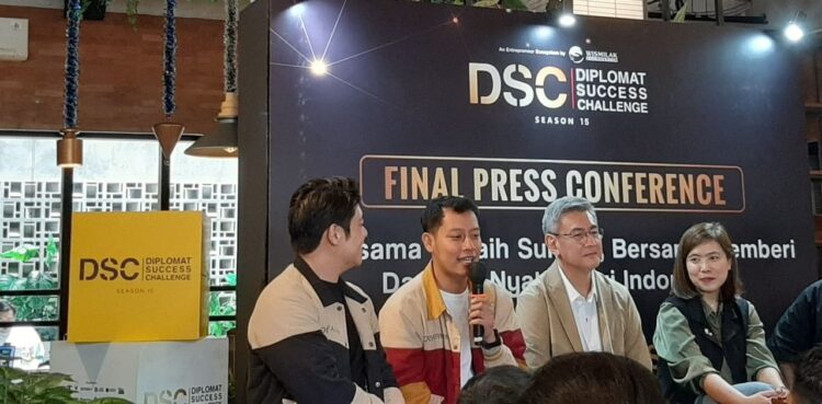 Indra Purwidiyanto, founder of Naruna Ceramics, received the Best of the Best award at the final event of DSC Season 15. Credit: Sinta