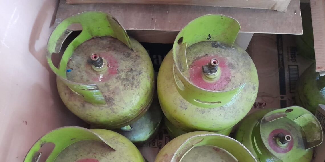 Govt applied restrictions on purchasing 3 kg LPG. Credit: Haris