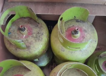 Govt applied restrictions on purchasing 3 kg LPG. Credit: Haris