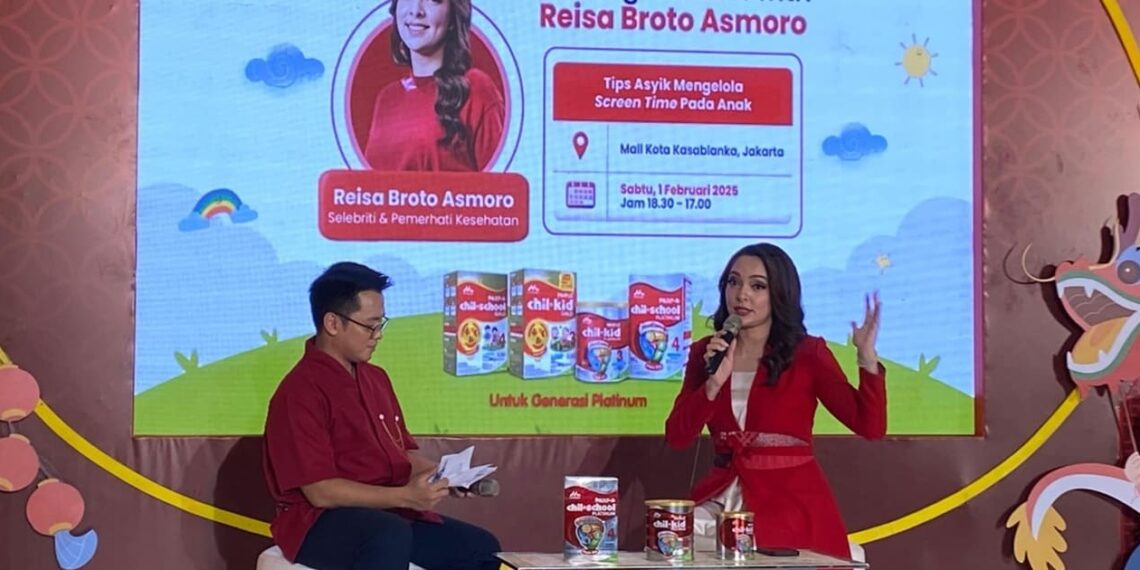 Gregorius Daru, Group Business Unit Head of Morinaga GUM (left), and Reisa Broto Asmoro, discussed about screen time during a talk show in Jakarta. Credit: Kalbe