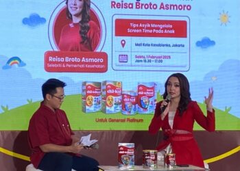 Gregorius Daru, Group Business Unit Head of Morinaga GUM (left), and Reisa Broto Asmoro, discussed about screen time during a talk show in Jakarta. Credit: Kalbe