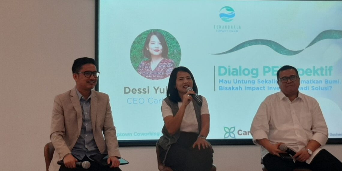 From left: Fikri Syaryadi, CEO of Bumandhala Impact Fund; Dessi Yuliana, CEO of Carbon X; and Rizky Wisnoentoro, Head of the Sustainable Finance Program at UIII in a panel discussion about impact investment in South Jakarta (02/05). Credit: Sinta