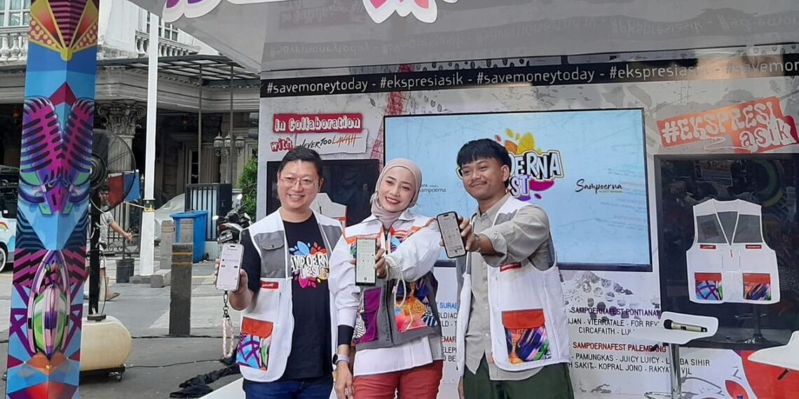 From left: Henky Suryaputra, Director of Finance & Business Planning at Bank Sampoerna; Oktavia Laksmi Wardani, Fintech Product & Partnership Division Head at Bank Sampoerna; and Hafizh Abdul Rahman, Event & Fintech Partnership Manager at Bank Sampoerna; at the Sampoerna Fest 2025 press conference at Kendal Tunnel, Central Jakarta (02/14). Credit: Sinta