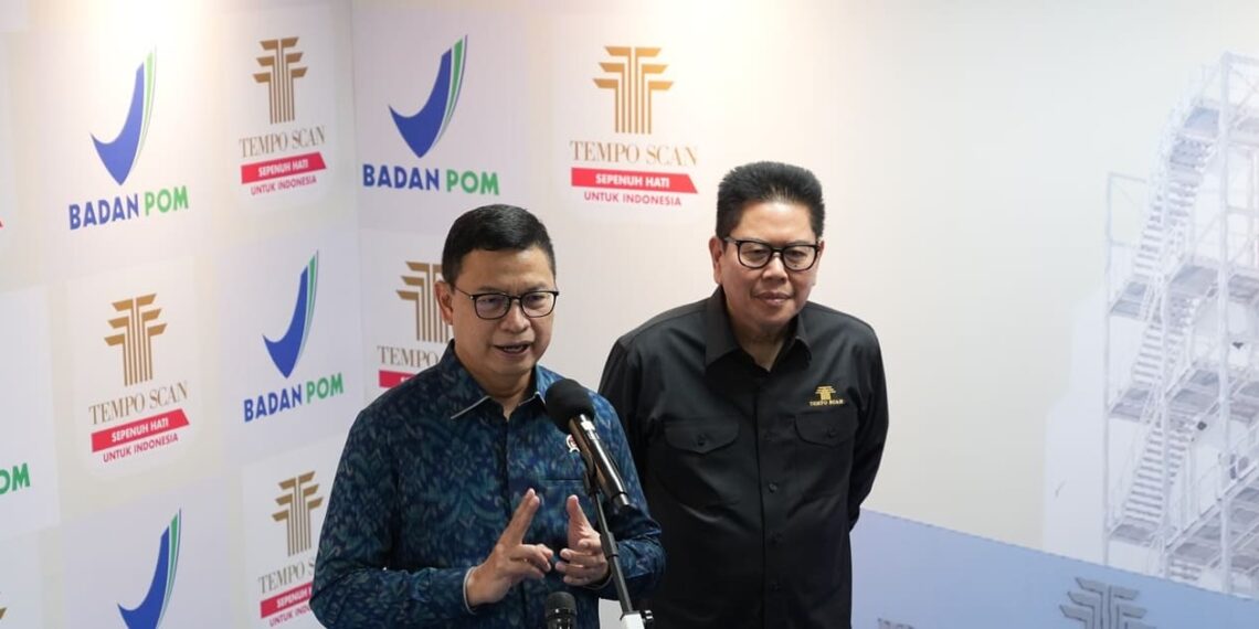 Prof. Taruna Ikrar, Head of BPOM (left), and Handojo S. Muljadi, President Commissioner, and Founder of Tempo Scan Group, at production facility of PT Kian Mulia Manunggal. Credit: Tempo Scan