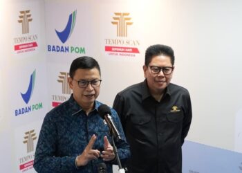 Prof. Taruna Ikrar, Head of BPOM (left), and Handojo S. Muljadi, President Commissioner, and Founder of Tempo Scan Group, at production facility of PT Kian Mulia Manunggal. Credit: Tempo Scan