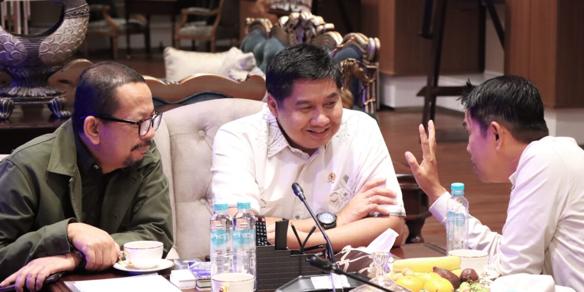 (L to R) Deputy Chief of the Presidential Staff Office, Muhammad Qodari, Minister of PKP Maruarar Sirait, and West Java Governor Dedi Mulyadi discussed three million houses program. (Credit: PKP Ministry docs.)