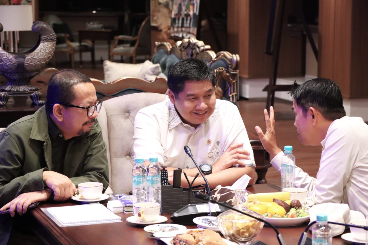 (L to R) Deputy Chief of the Presidential Staff Office, Muhammad Qodari, Minister of PKP Maruarar Sirait, and West Java Governor Dedi Mulyadi discussed three million houses program. (Credit: PKP Ministry docs.)