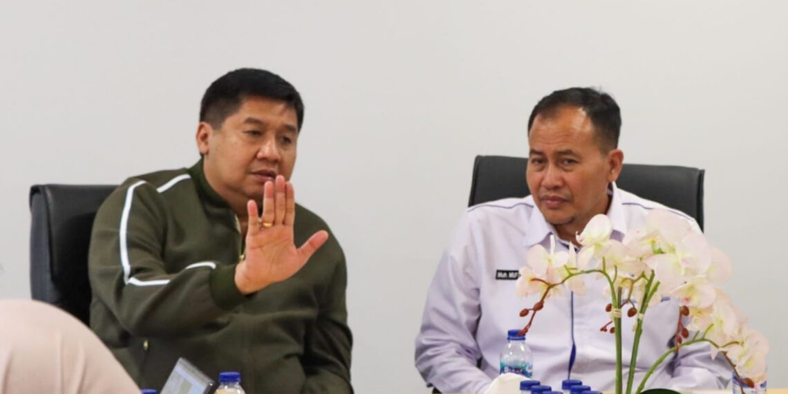 (Left) Minister of PKP Maruarar Sirait or Minister Ara. (Credit: PKP PR docs.)
