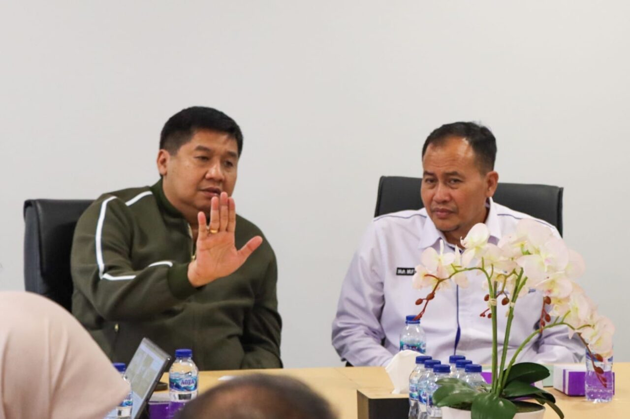 (Left) Minister of PKP Maruarar Sirait or Minister Ara. (Credit: PKP PR docs.)
