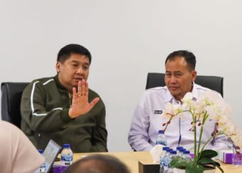(Left) Minister of PKP Maruarar Sirait or Minister Ara. (Credit: PKP PR docs.)